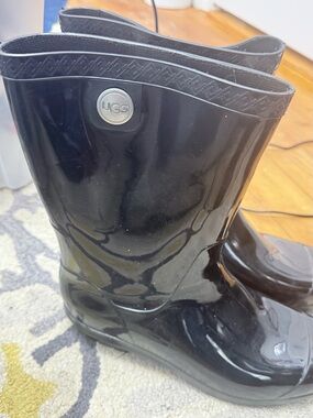 UGG Black Gloss Logo Accent on Glossy Panel